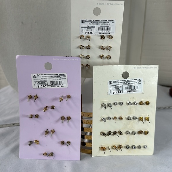 33 pairs of tiny goldtone and silvertone earrings - Picture 6 of 6